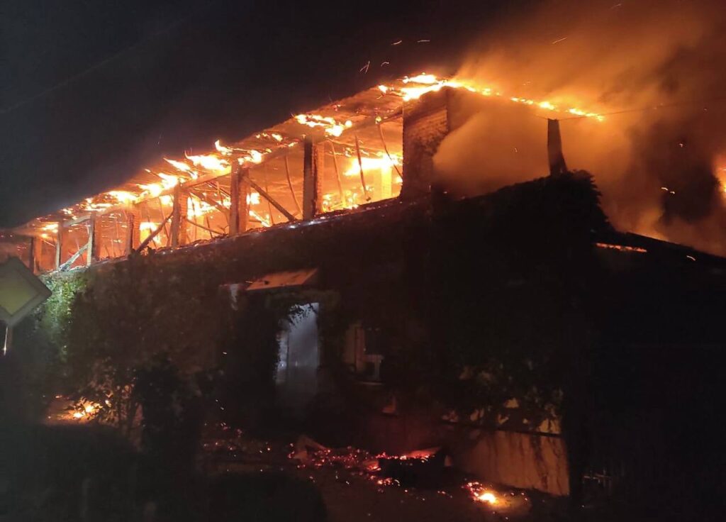 Нічний артобстріл Нікопольщини: двоє поранених, пожежа, пошкоджені будинки та підприємство