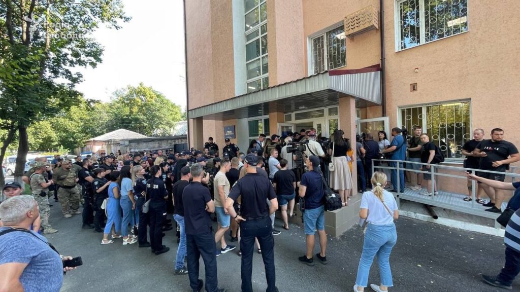 Поліцейські під райсудом у Дніпрі 31 серпня не підтримували патрульного Звонкова,  а… забезпечували безпеку та порядок