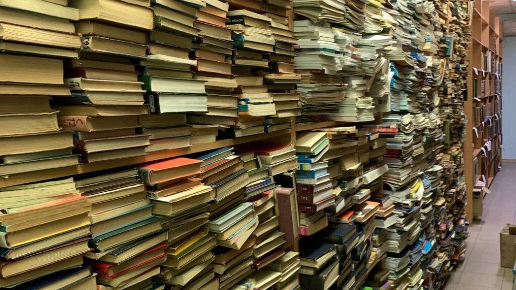 У Дніпрі збирають книжки для відновлення бібліотек після деокупації Маріуполя