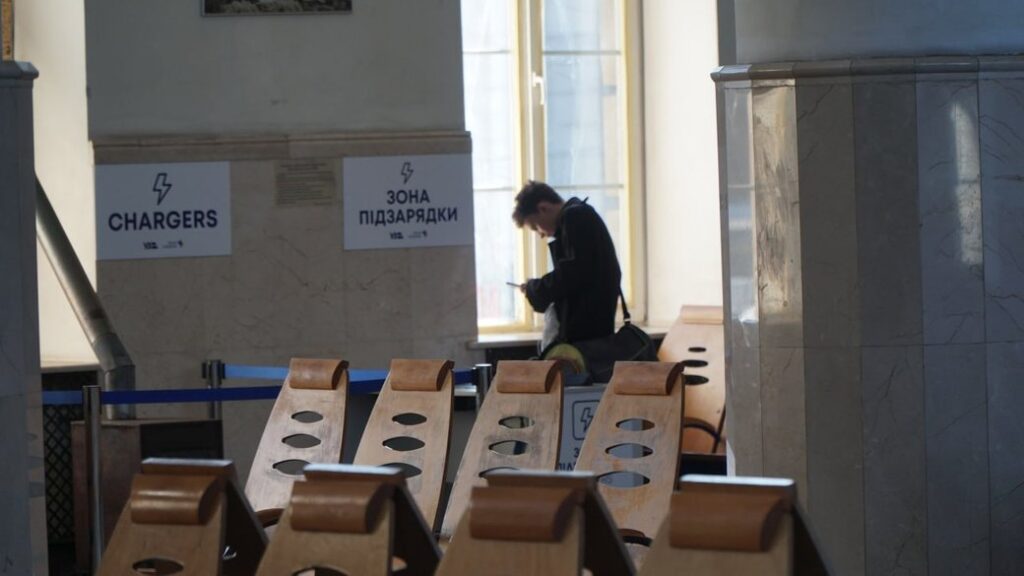 Резервне електроживлення, інтернет, гарячі напої: на залізничному вокзалі Дніпра запрацював “пункт незламності”