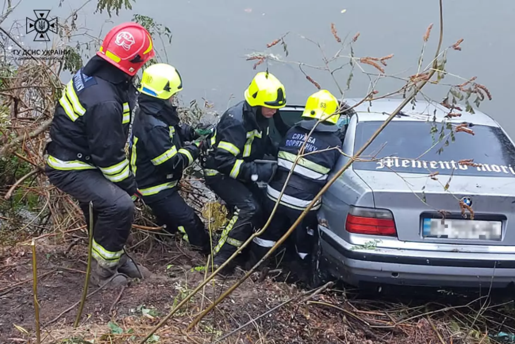 На Дніпропетровщині надзвичайники вилучили з води автомобіль з тілами трьох загиблих