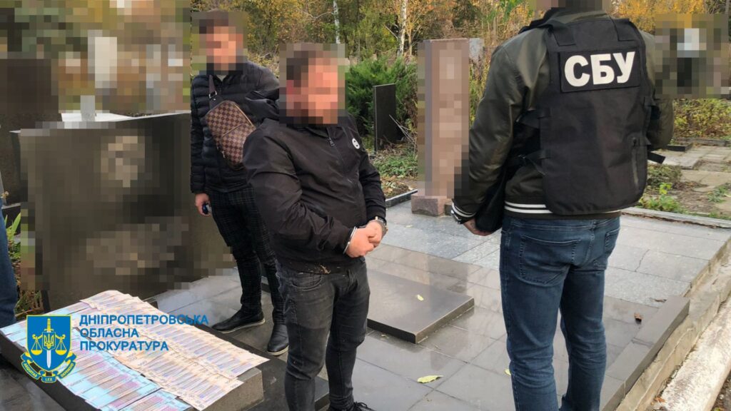 У Дніпрі затримано директора кладовища комунального підприємства міськради за продаж місць для поховань