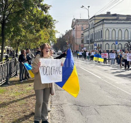 “Гроші для ЗСУ”: на мітингу у Дніпрі від місцевої влади вимагали відмовитись від сумнівних витрат