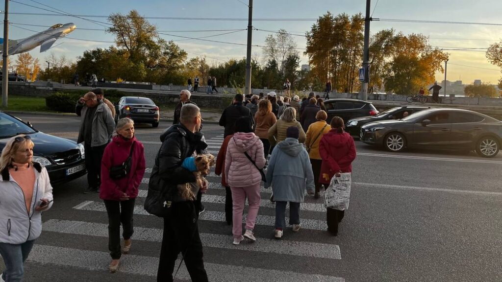 Жителі мікрорайону Сонячний у Дніпрі перекривали дорогу, протестуючи проти будівництва багатоповерхівки