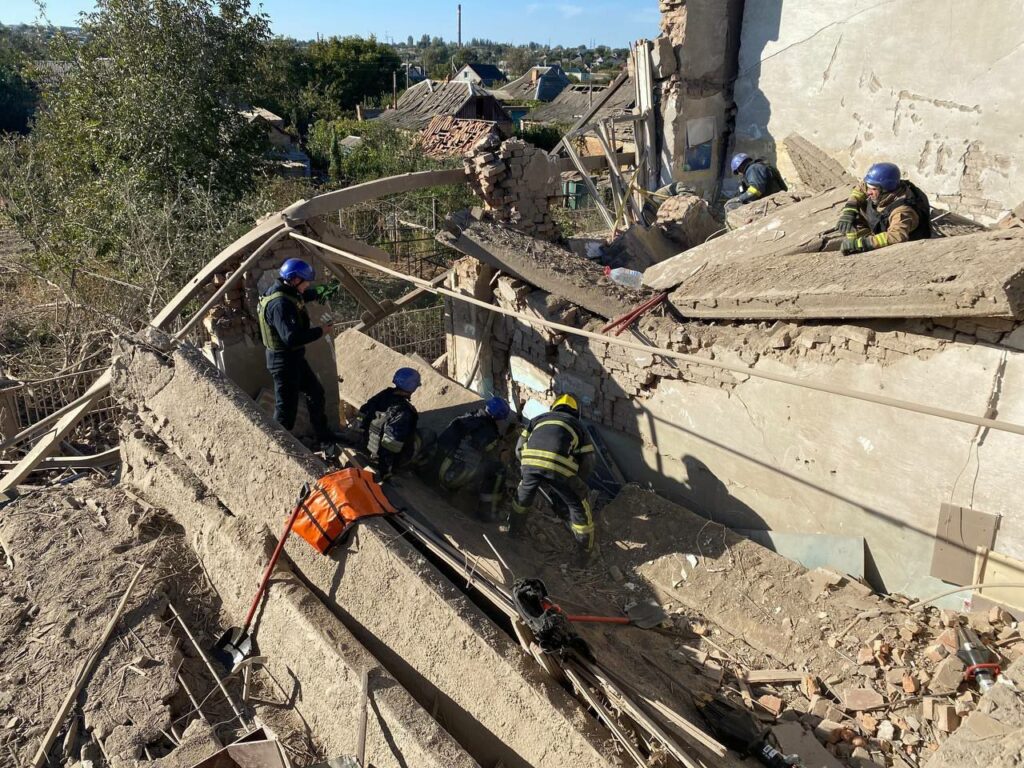 Під час ворожого обстрілу Нікополя зруйновано гімназію, є загиблі
