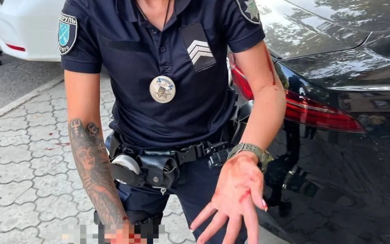 Патрульна поліція Дніпра: татуювання сержанта Анастасії  Жили не є порушенням бо… їй не було чим його приховати