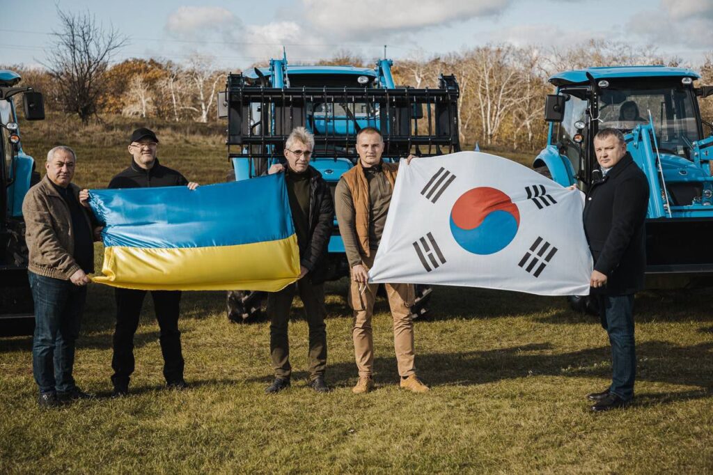 Могилівська громада на Дніпропетровщині отримала трактори з Південної Кореї