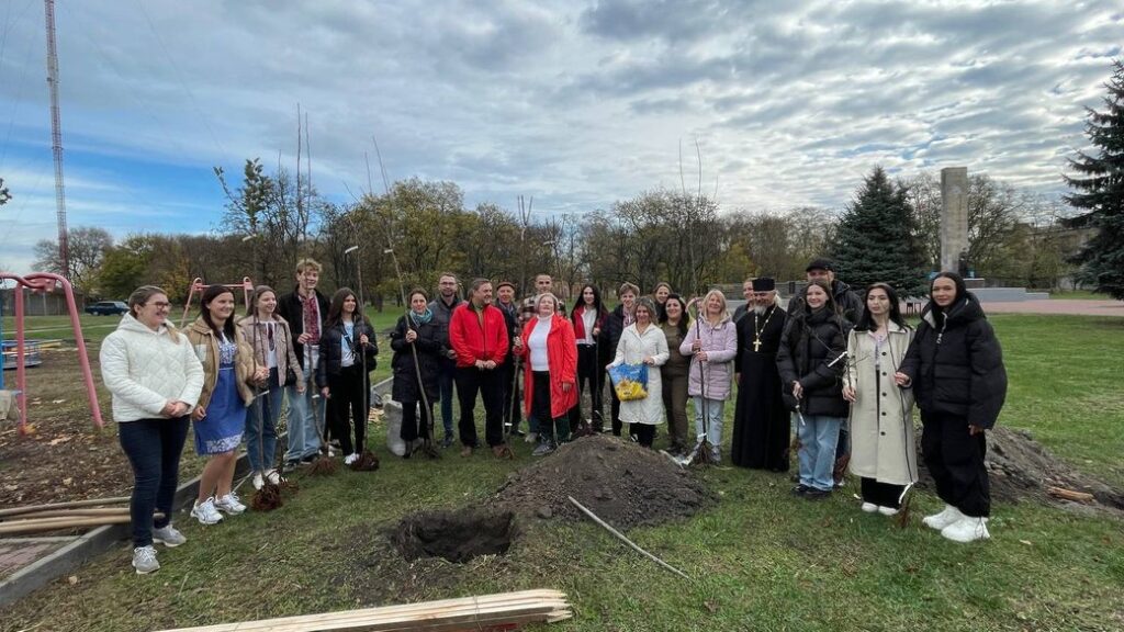 “Поєднати рослинами наші регіони”. На Дніпропетровщині висадили 12 старовинних сортів дерев з Європи