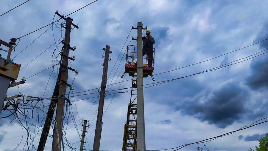 Більше 15 тис. осель залишаються без світла після негоди