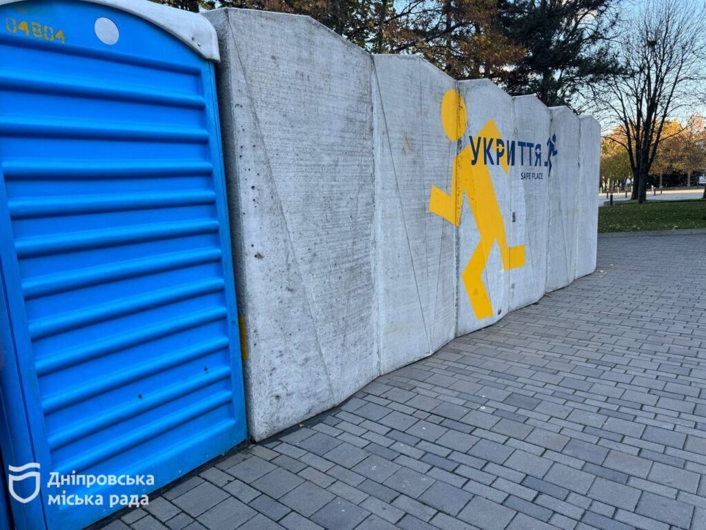 У Дніпрі на мобільних укриттях розмістили таблички, щоб нагадати містянам, як правильно відчиняти двері