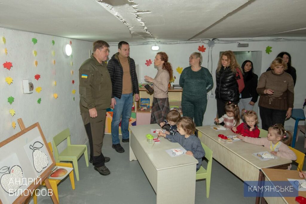 У навчальних закладах Кам’янського активно облаштовують укриття