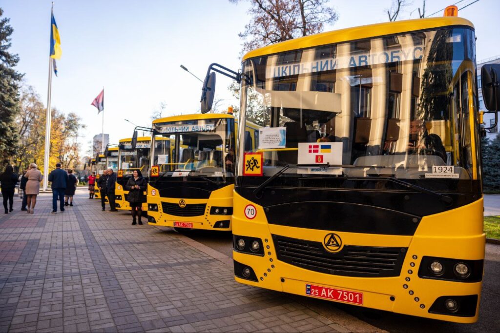 Громадам Дніпропетровщини передали 11 вітчизняних шкільних автобусів