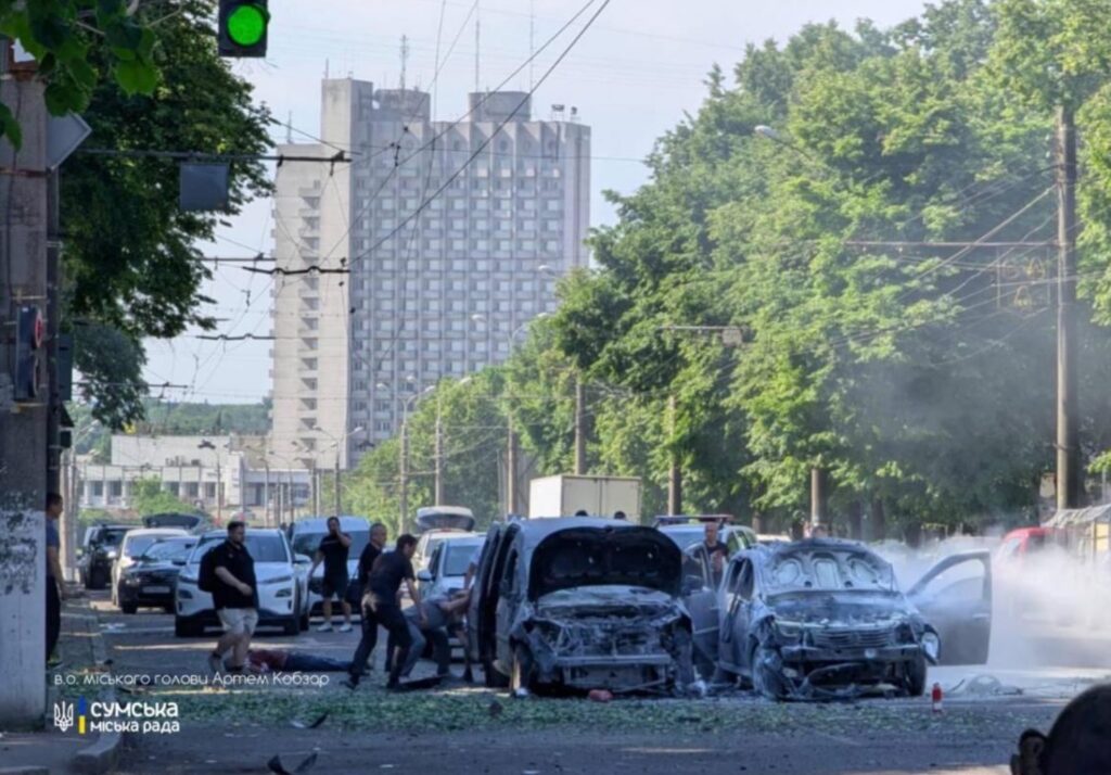 Росіяни вдарили по центру Сум з РСЗВ: є загиблі і поранені
